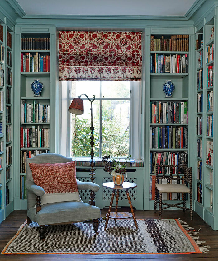 Library With A Reading Nook In A 1840s Stucco-Fronted Townhouse, South London, UK 