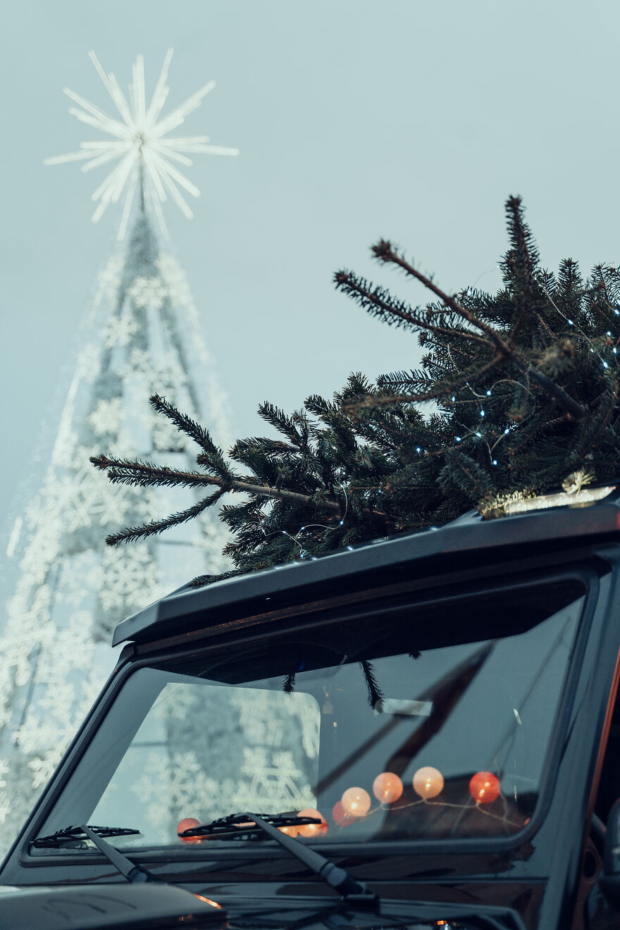 Sorry, No More Reindeers In Santa’s Ride And We Spotted His New ‘Rudolph’ (7 Pics)