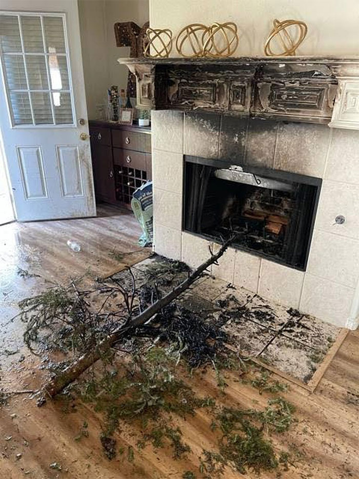 Esto es lo que sucede cuando tratas de quemar el árbol de navidad en la chimenea de tu casa 