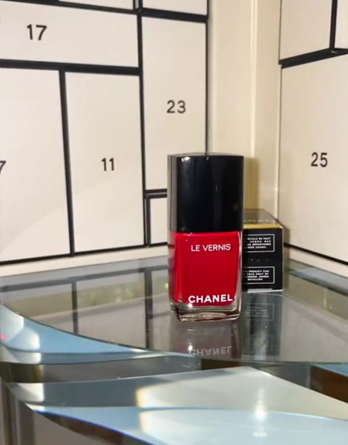 Woman shares hilarious reactions to unboxing a $825 luxury Chanel advent  calendar - Upworthy