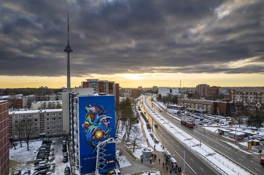 Spanish Artists Boa Mistura Create Massive "Save The Ocean To Save The Climate" Mural In Vilnius, Lithuania Spanish Artists Boa Mistura Create Massive "Save The Ocean To Save The Climate" Mural In Vilnius, Lithuania
