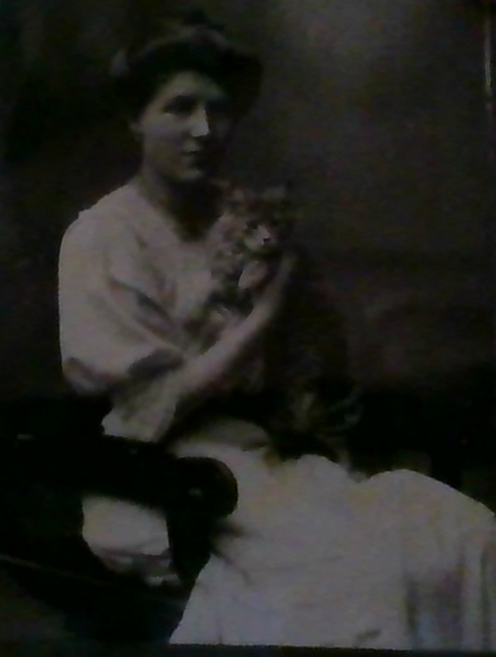 #43 My Great Great Grandmother, She Was Born In 1880 And Died ? I'm Pretty Sure This Picture Was Taken In Her Mid Twentys