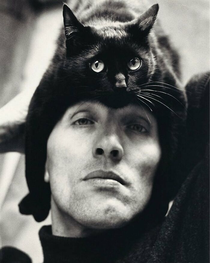 El fotógrafo alemán Herbert Tobias con su gato