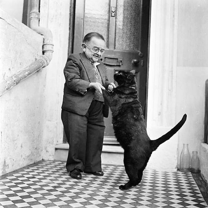 Al británico Henry Behrens, que en ese momento era considerado como el hombre más pequeño del mundo, lo vieron bailando con su mascota frente a su casa