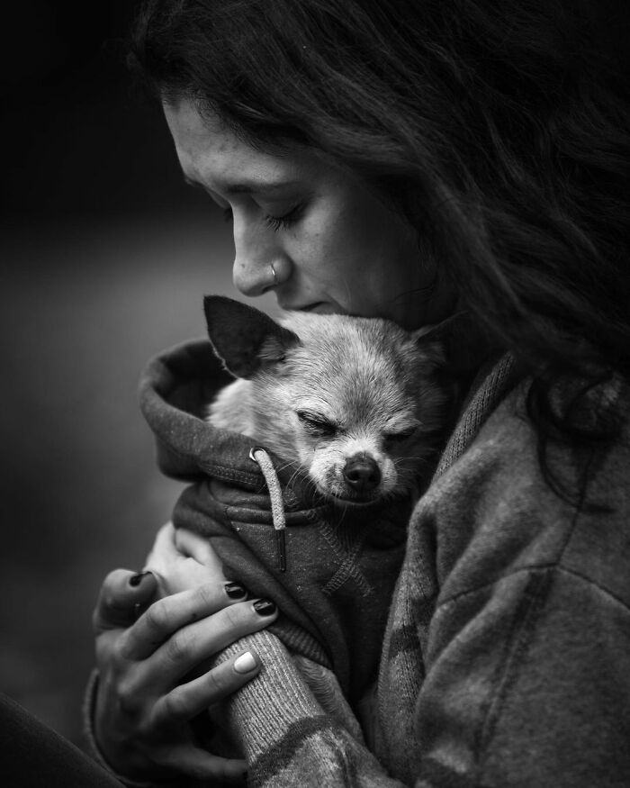Photographer Takes Pictures Of Animals Near The End Of Life With Their Owners