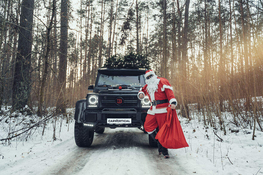 Sorry, No More Reindeers In Santa’s Ride And We Spotted His New ‘Rudolph’ (7 Pics)