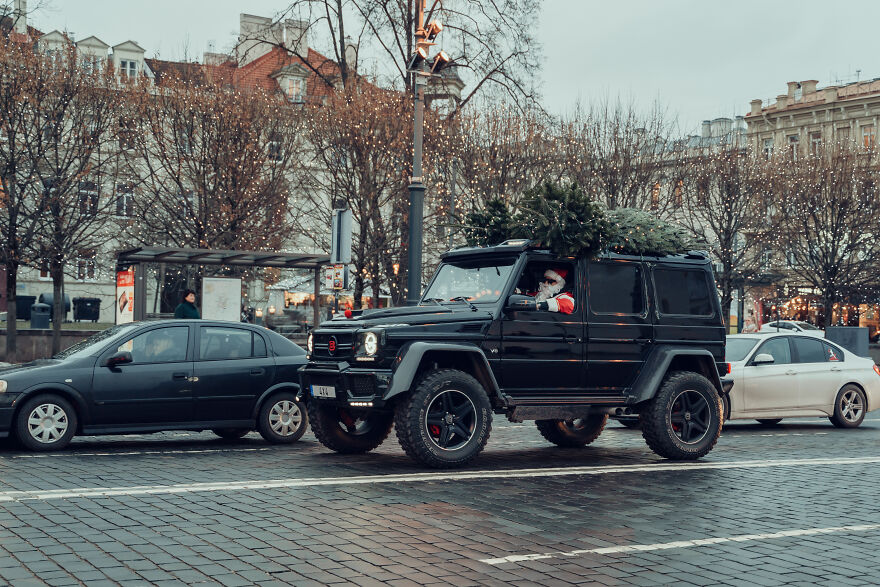 Sorry, No More Reindeers In Santa’s Ride And We Spotted His New ‘Rudolph’ (7 Pics)