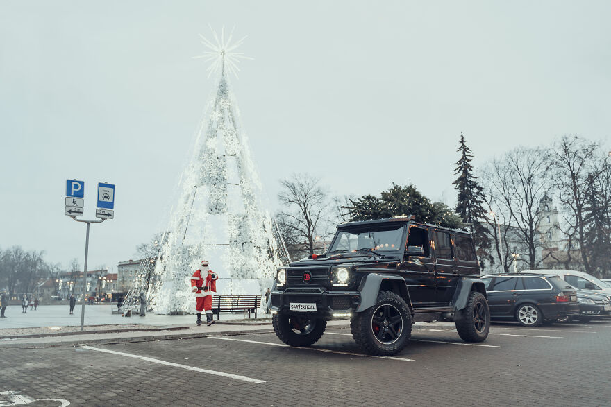 Sorry, No More Reindeers In Santa’s Ride And We Spotted His New ‘Rudolph’ (7 Pics)