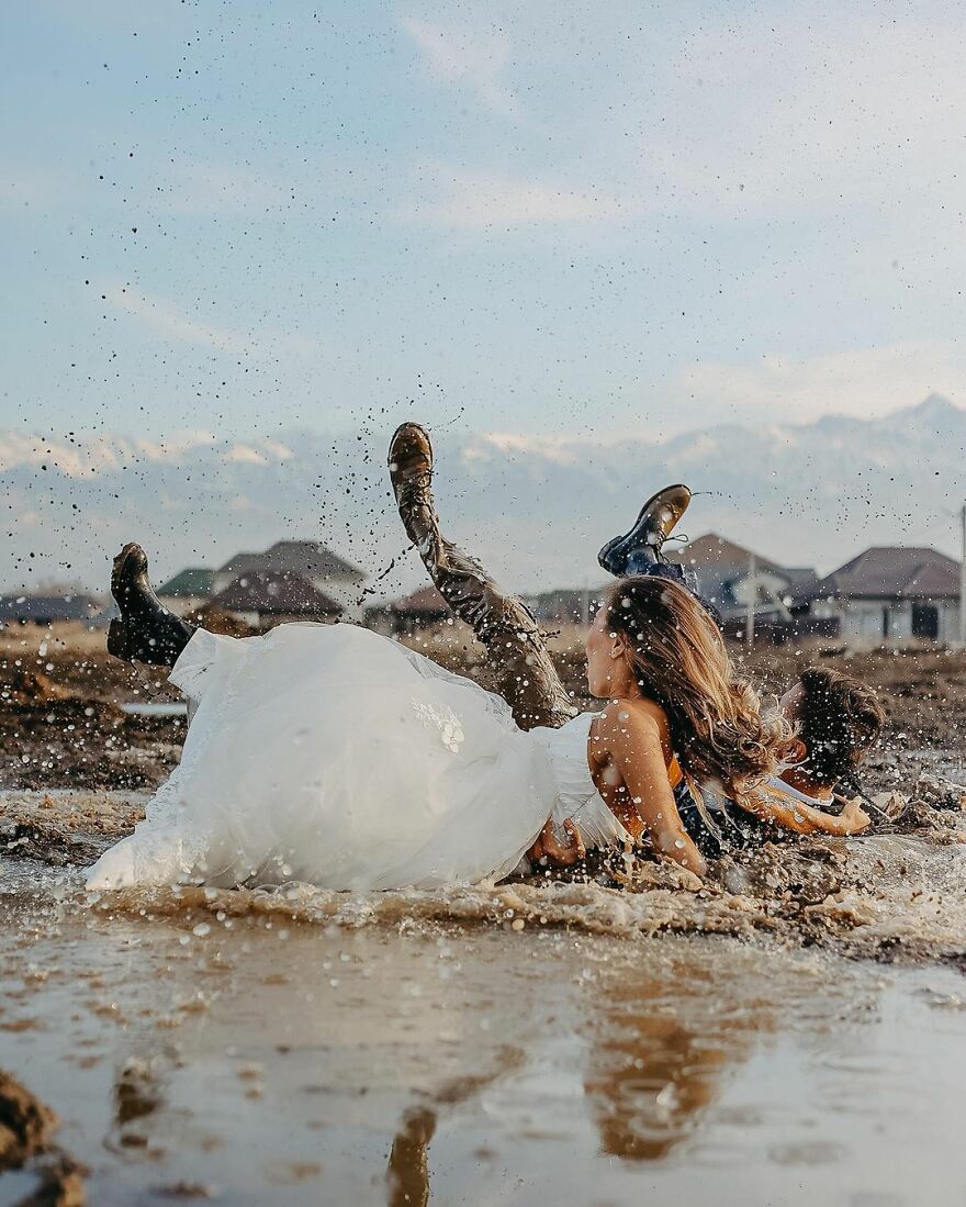 This Couple Accidentally Fell Into Mud During Their Wedding Photoshoot, And Here Are The Results