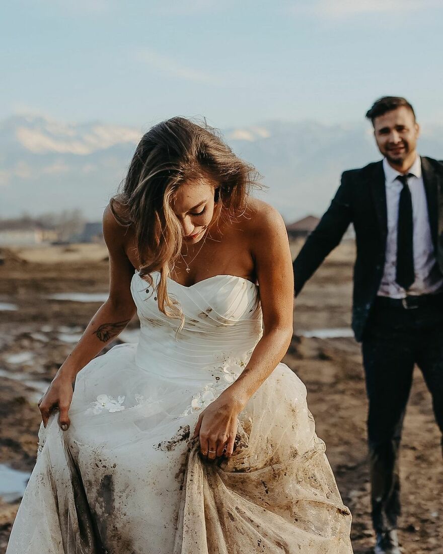This Couple Accidentally Fell Into Mud During Their Wedding Photoshoot, And Here Are The Results This Couple Accidentally Fell Into Mud During Their Wedding Photoshoot, And Here Are The Results