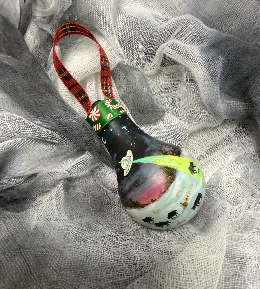 I Transform Burnt Out Light Bulbs Into Unique Christmas Ornaments. I Transform Burnt Out Light Bulbs Into Unique Christmas Ornaments.