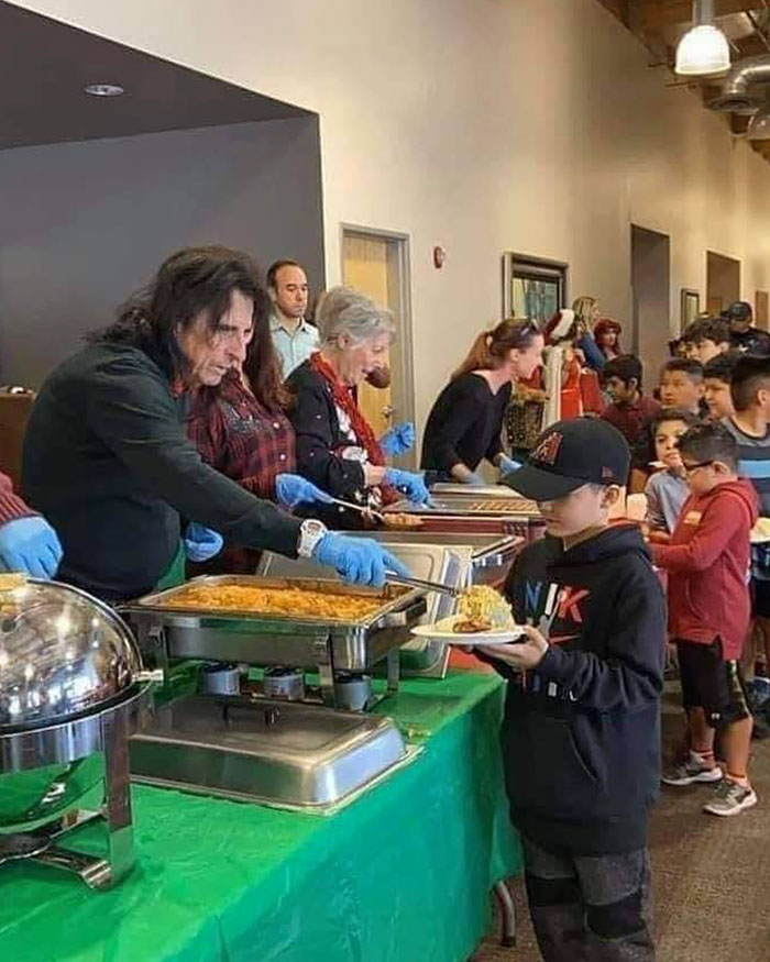 Cada Navidad, Alice Cooper sirve a cientos de niños necesitados comidas gratis en su restaurante