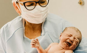 35 People Share The Wildest Things They Witnessed In The Baby Delivery Room
