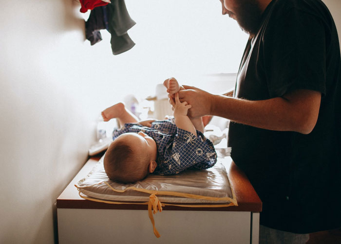 Este padre pregunta si se equivocó por hacer llorar a una mujer que le decía cómo debía limpiar y vestir a su bebé