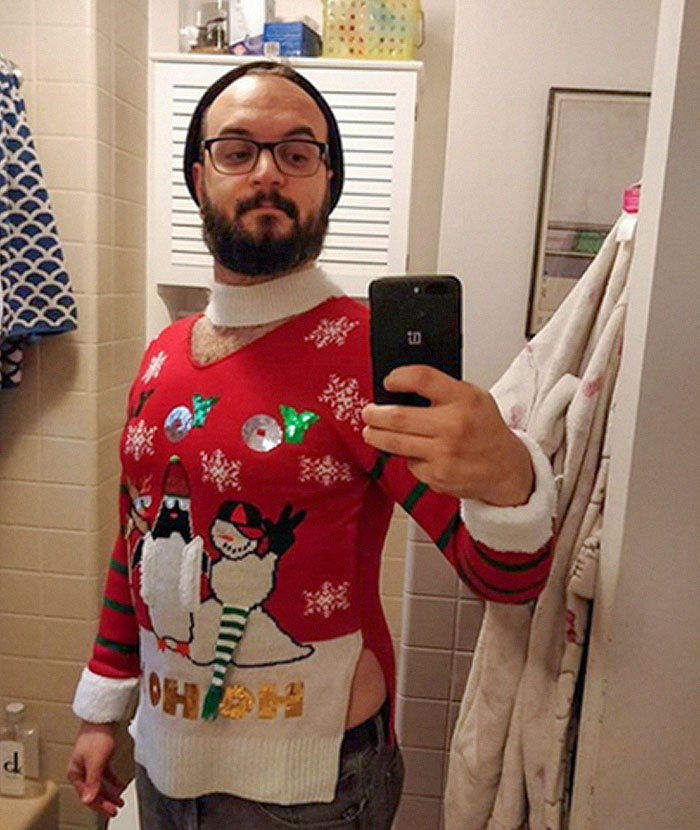 Mi madre me compró este suéter navideño pensando que era unisex... Voz del narrador: No lo era.
