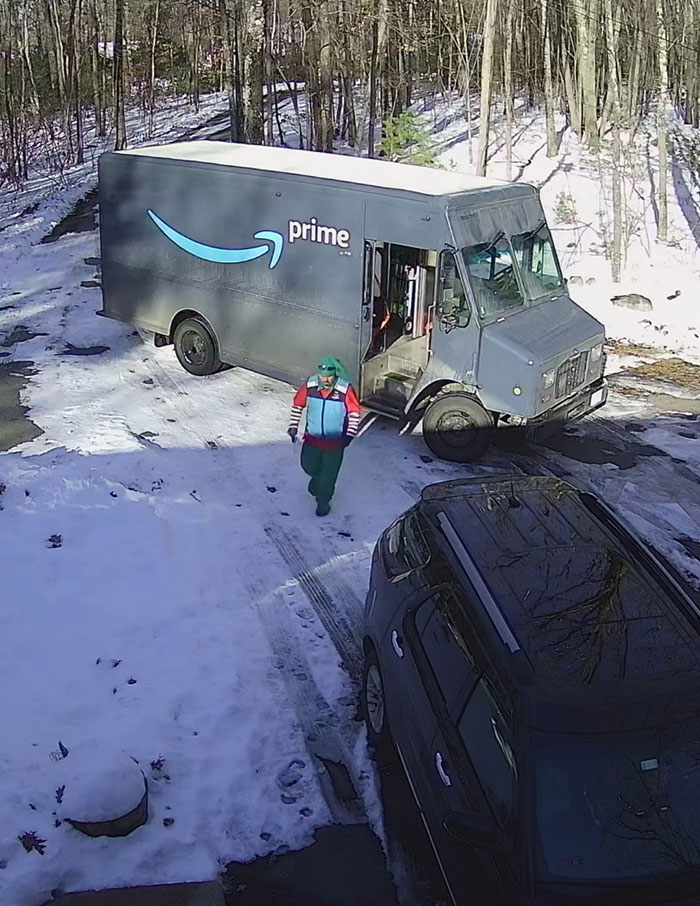 This Amazon Delivery Driver Is Dressed As An Elf