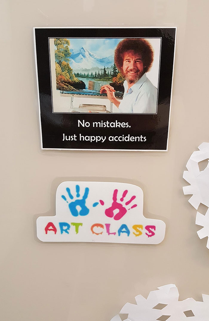 Doy clases en una academia de Corea del Sur y este es el nuevo cartel de la sala de arte