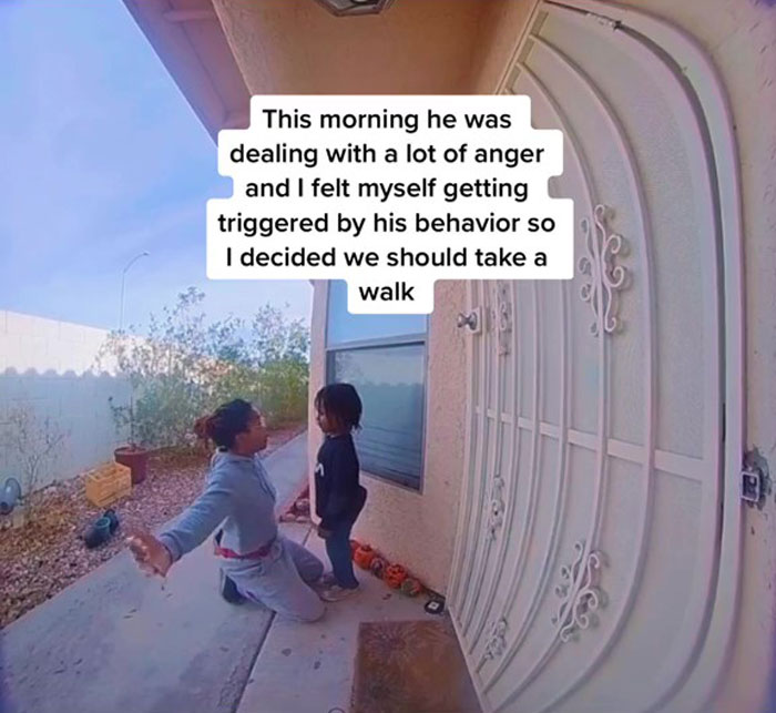 Mom Shows Excellent Parenting Skills By Calming Down Her Angry 5-Year-Old Kid Mom Shows Excellent Parenting Skills By Calming Down Her Angry 5-Year-Old Kid