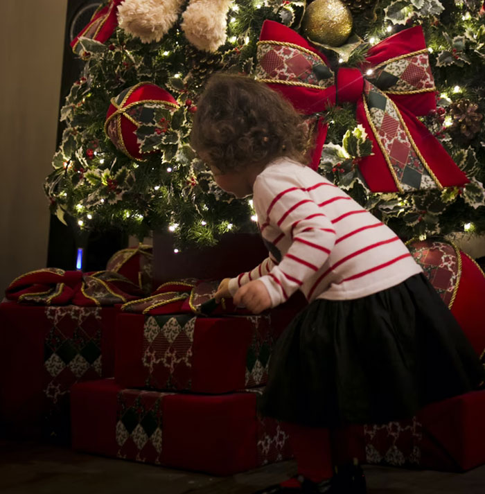 Mom Gets Called Out For Telling Kids Some Gifts Aren't From Santa, Inspires Other Parents Share Their Gifting Tactics Mom Gets Called Out For Telling Kids Some Gifts Aren't From Santa, Inspires Other Parents Share Their Gifting Tactics