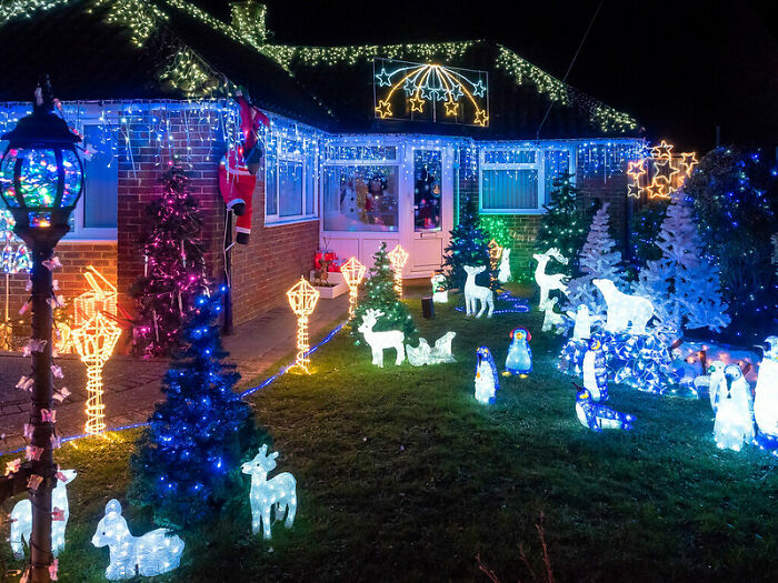 HOA Tries To Impose Christmas Light Rules On This Guy Who Doesn’t Belong To The Association, He Isn’t Putting Up With It HOA Tries To Impose Christmas Light Rules On This Guy Who Doesn’t Belong To The Association, He Isn’t Putting Up With It