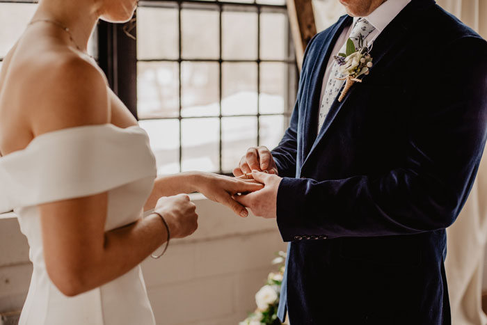 20 Novias honestas comparten lo que deserían que hubiera sido diferente el día de sus bodas