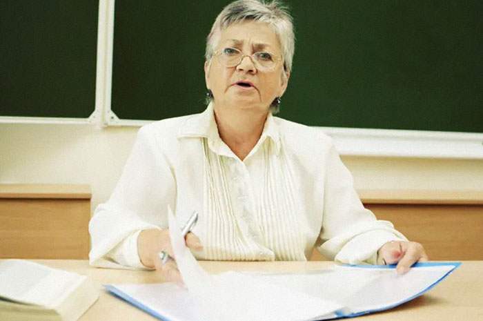 Student Gets In Trouble For Her Natural Hair Color Defying Schools Dress Code, Maliciously Complies By Dyeing It Student Gets In Trouble For Her Natural Hair Color Defying Schools Dress Code, Maliciously Complies By Dyeing It