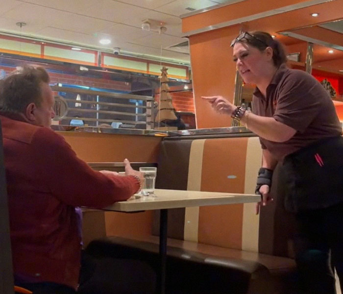 People Applaud This Waitress Who Stood Up For All The Staff And Shut Down Jerk Customer People Applaud This Waitress Who Stood Up For All The Staff And Shut Down Jerk Customer