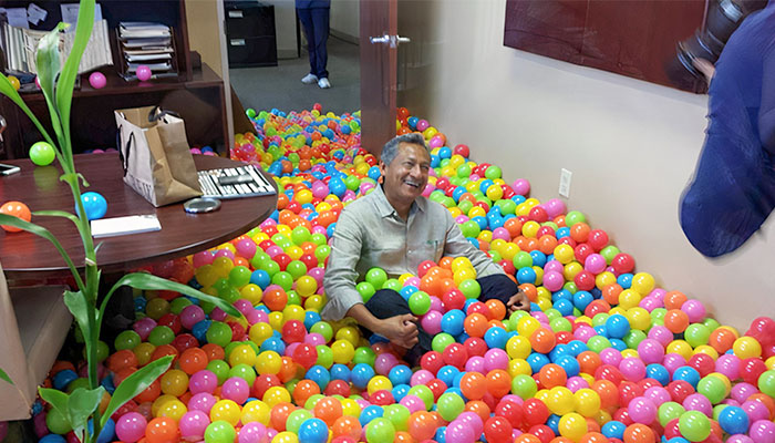 El presidente de nuestra empresa es un niño gigante, así que para su cumpleaños convertimos su oficina en una piscina de pelotas