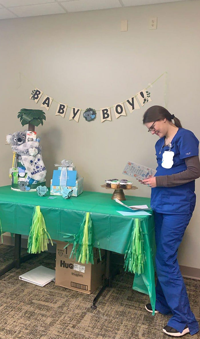 Mi mujer tuvo que cancelar su baby shower por culpa del coronavirus, así que sus compañeros de trabajo le organizaron un mini baby shower sorpresa en la sala de descanso
