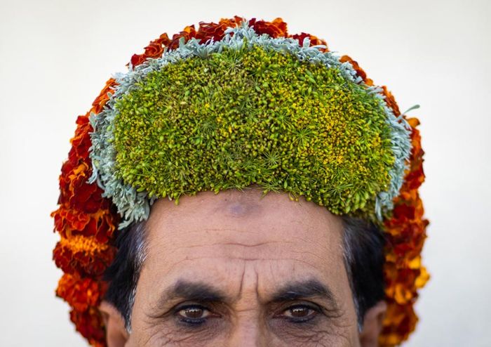 On My Trip To Saudi Arabia, I Met Male Members Of The Qahtan Tribe - Flower Men On My Trip To Saudi Arabia, I Met Male Members Of The Qahtan Tribe - Flower Men