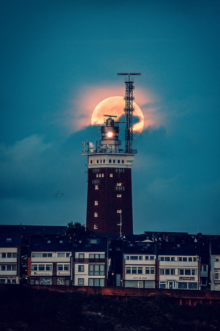 October 2021 – Lighthouse With The Full Moon, Helgoland