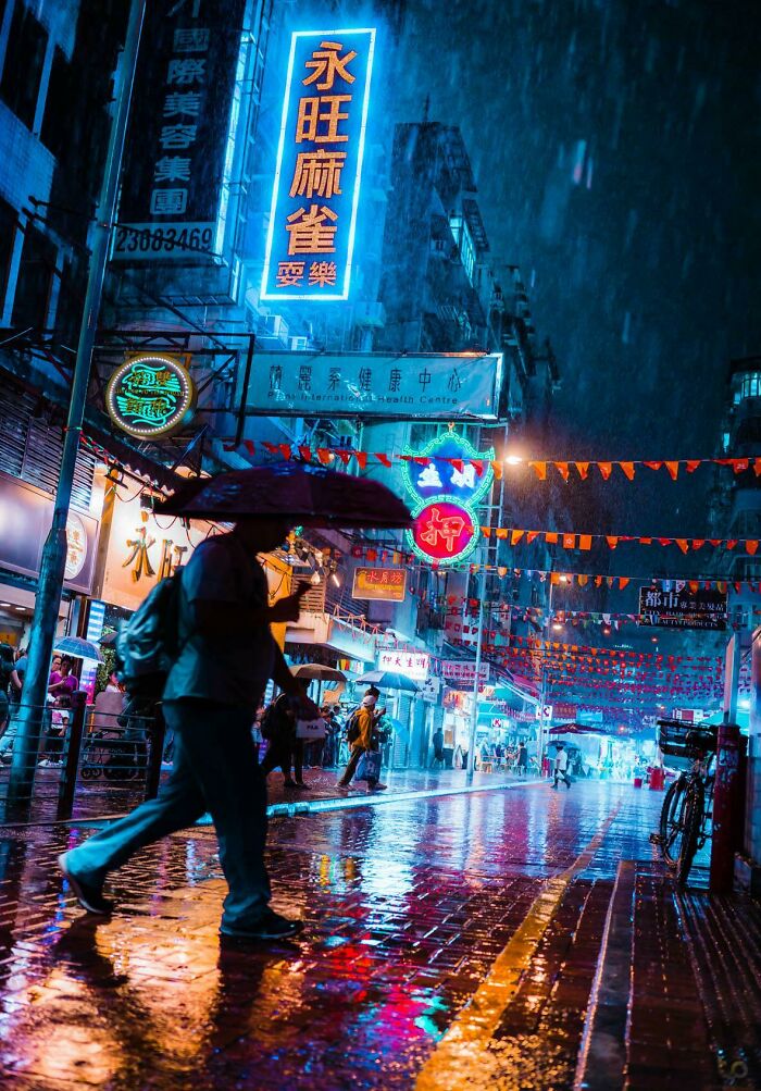Lluvia intensa sobre una Hong Kong iluminada por luces de neón