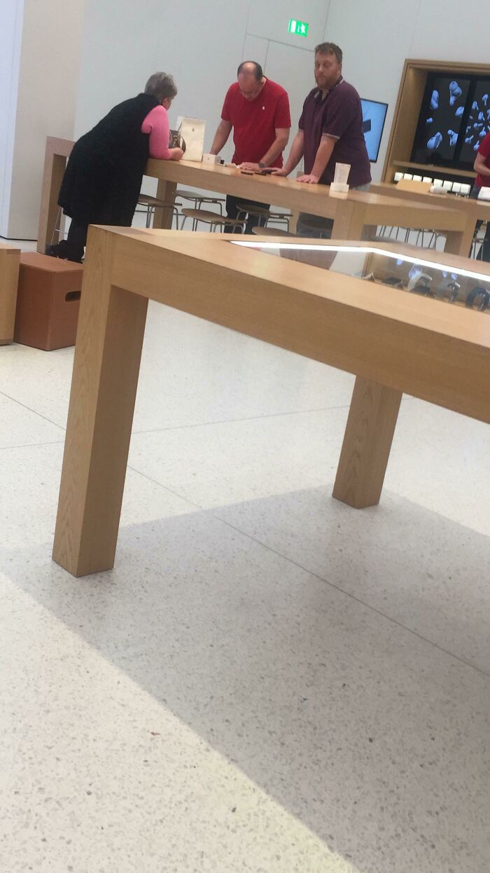 Some Karen Raged Into The Apple Store And Asked For A Refund For Her iPhone 5. I Didn’t Listen To The Convo But When I Walked Past I Heard The Manager Asked Her If She Charged It, She Said No