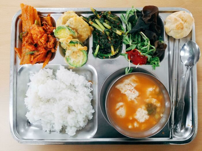 Almuerzo escolar típico en Corea del Sur