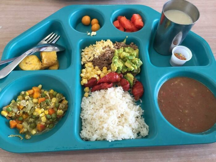 El almuerzo escolar de una escuela primaria en Colombia