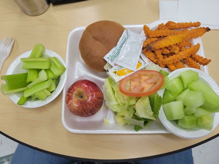 ¿Seguimos haciendo el almuerzo? Este es el almuerzo de los maestros en mi escuela. Todo esto fue por $4.50 dólares 