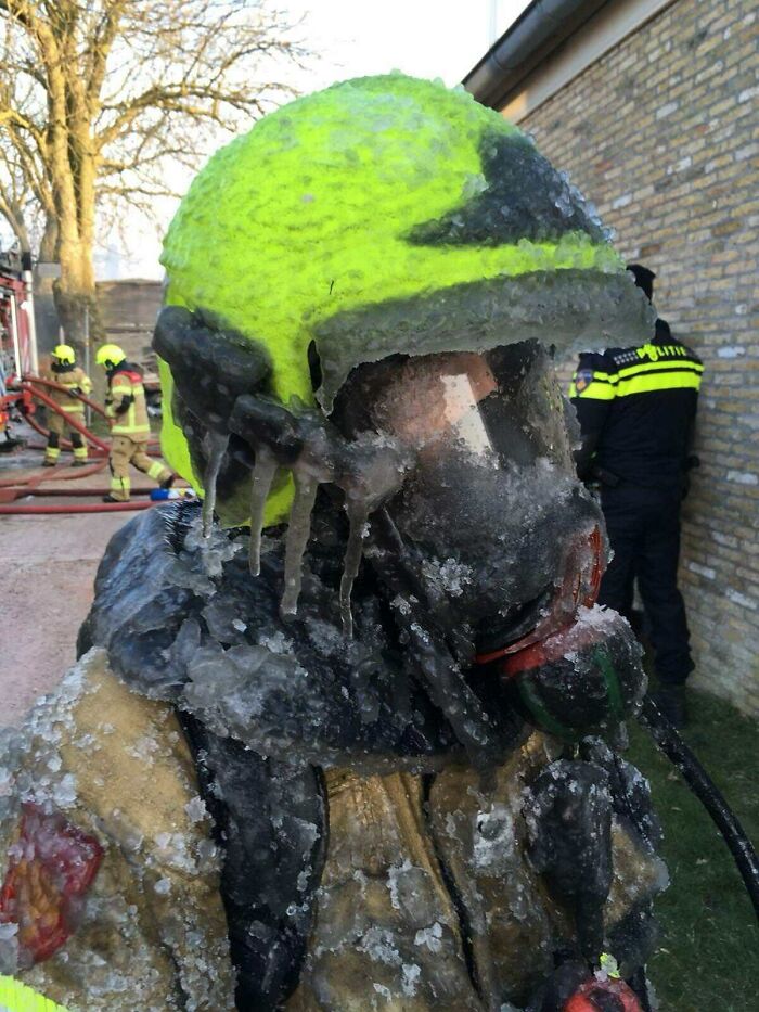 Un bombero holandés después de apagar un incendio en condiciones de congelación