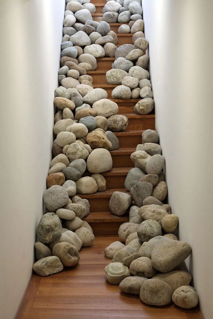  Escalera adornada con rocas sueltas y una pelvis rota