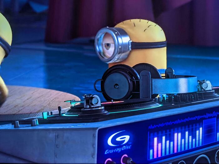 In Despicable Me (2010), There Is A Flipped Blu-Ray Logo Stylized As, "Gru-Ray"