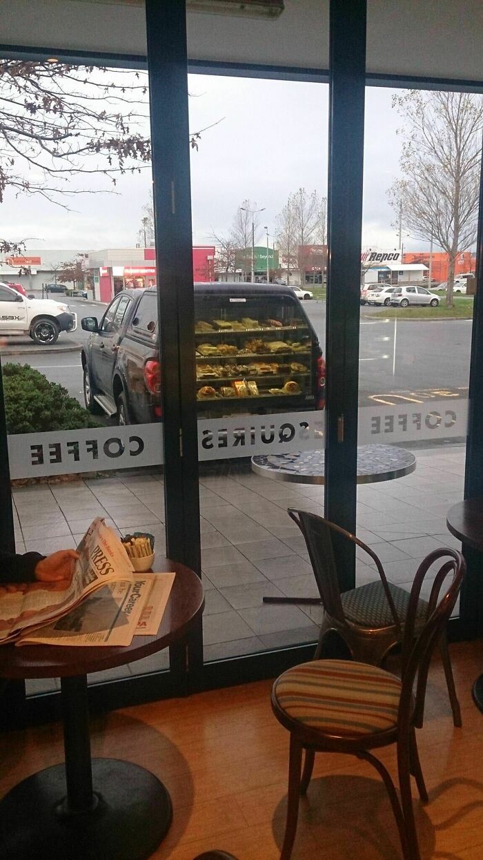 El escaparate de una cafetería hace que parezca que este coche vende pasteles en el maletero