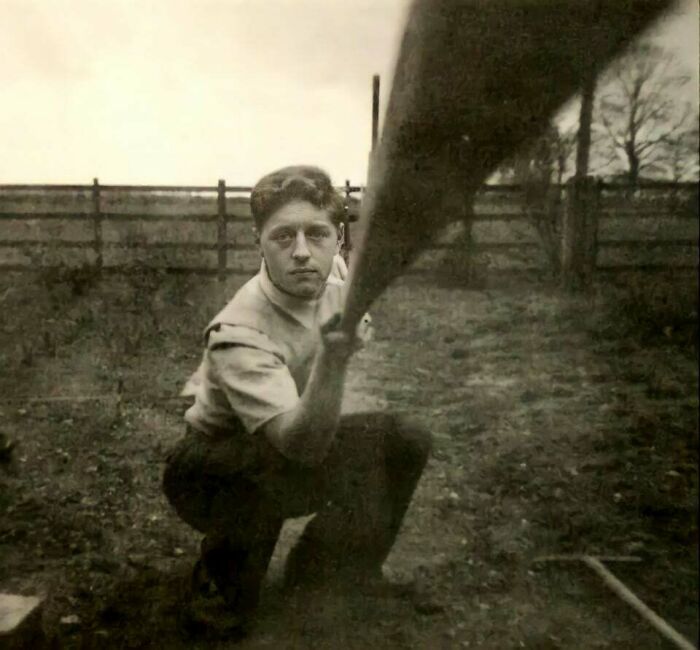 Un hombre se toma un selfie utilizando un palo de madera para activar la cámara, 1957