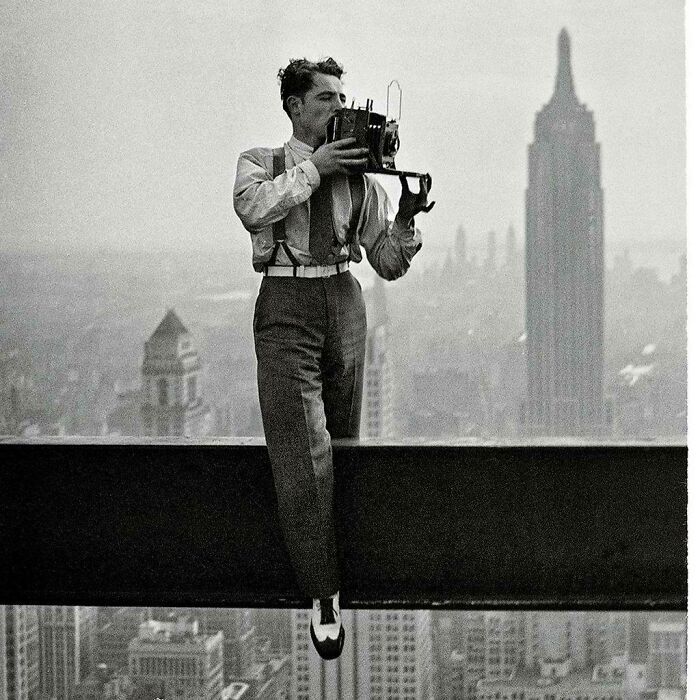 ¿Recuerdas esa foto de los trabajadores de la construcción almorzando en el inacabado Empire State Building? Pues aquí está el fotógrafo Charles Ebbets tomando esa foto. 9/20/1932