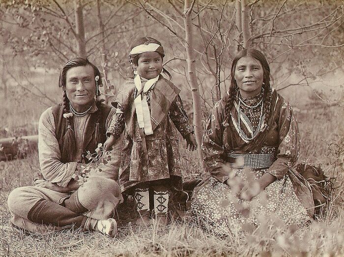 Miembro de la Primera Nación Stoney, el guía Samson Beaver con su esposa Leah y su hija Frances Louise, 1907. Foto tomada por Mary Schäffer