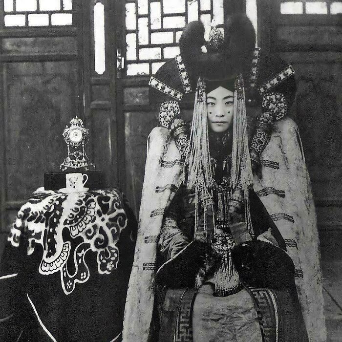 La reina consorte de Mongolia, Genepil, en Mongolia. La última reina consorte y casada con el Kaganato de Bogd, Bogd Khan, hasta su muerte el 17 de abril de 1924, cuando la monarquía fue abolida. Fue asesinada durante las purgas estalinistas en mayo de 1938. Fotografía fechada el 1 de enero de 1923