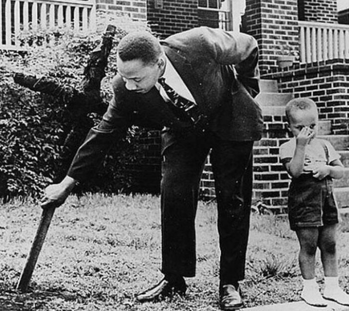 Martin Luther King Jr. retirando una cruz quemada de su patio delantero en 1960