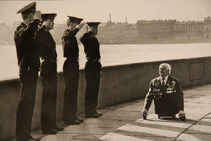 Marineros saludando a un veterano de guerra, Leningrado 1989