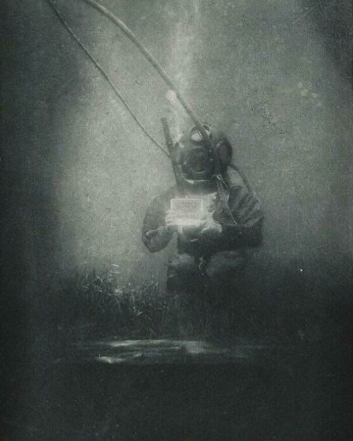 Una foto de un buceador sumergido en 1899. Muchos creen que es la primera fotografía tomada bajo el agua