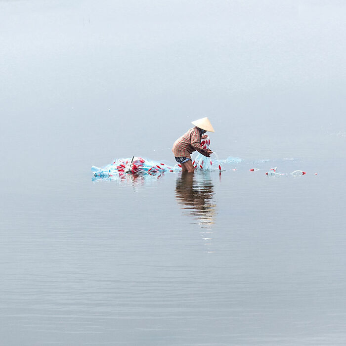 Passionate About Vietnam, Photographer Captures The True “Soul” Of His People In Their Daily Lives (New Pics)
