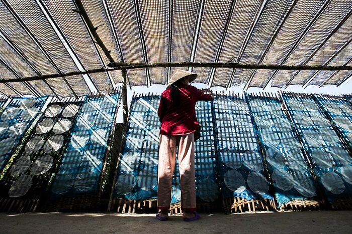 Passionate About Vietnam, Photographer Captures The True “Soul” Of His People In Their Daily Lives (New Pics)