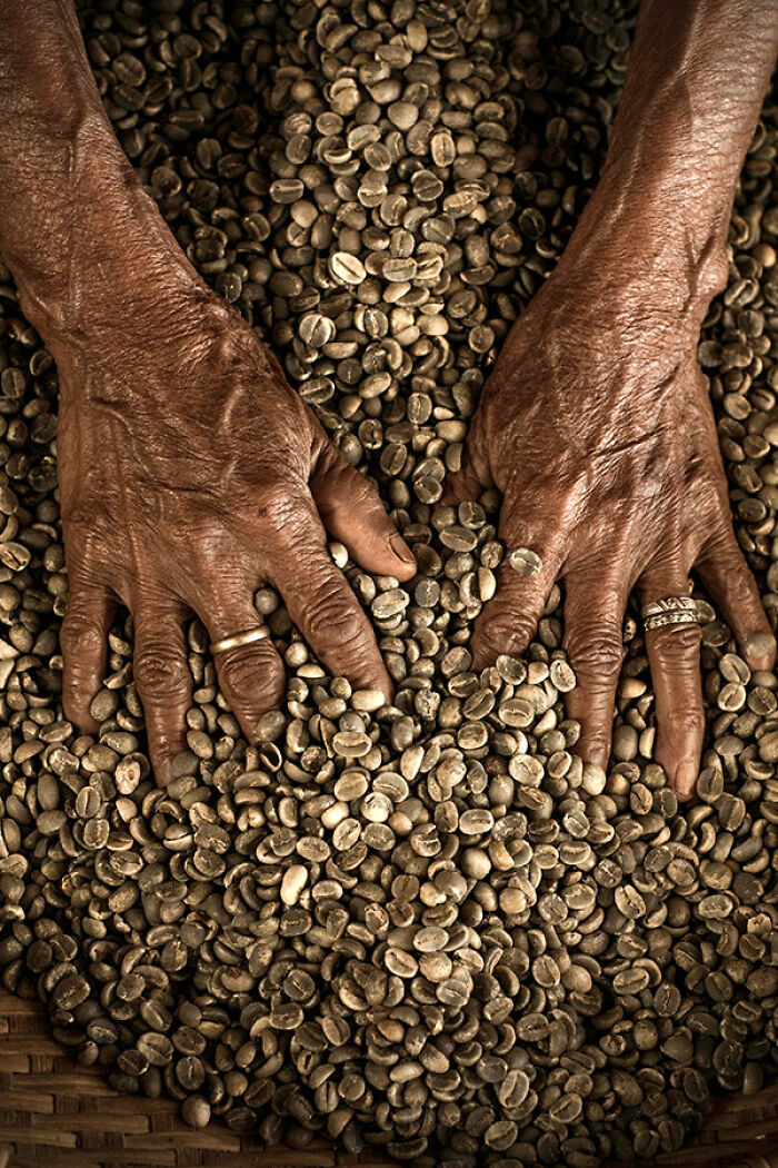 Passionate About Vietnam, Photographer Captures The True “Soul” Of His People In Their Daily Lives (New Pics)